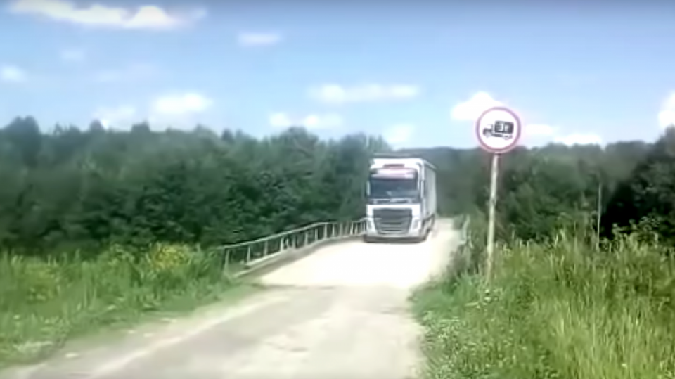 Omezení byla řidiči kamionu fuk: Most se zhroutil jak domeček z karet